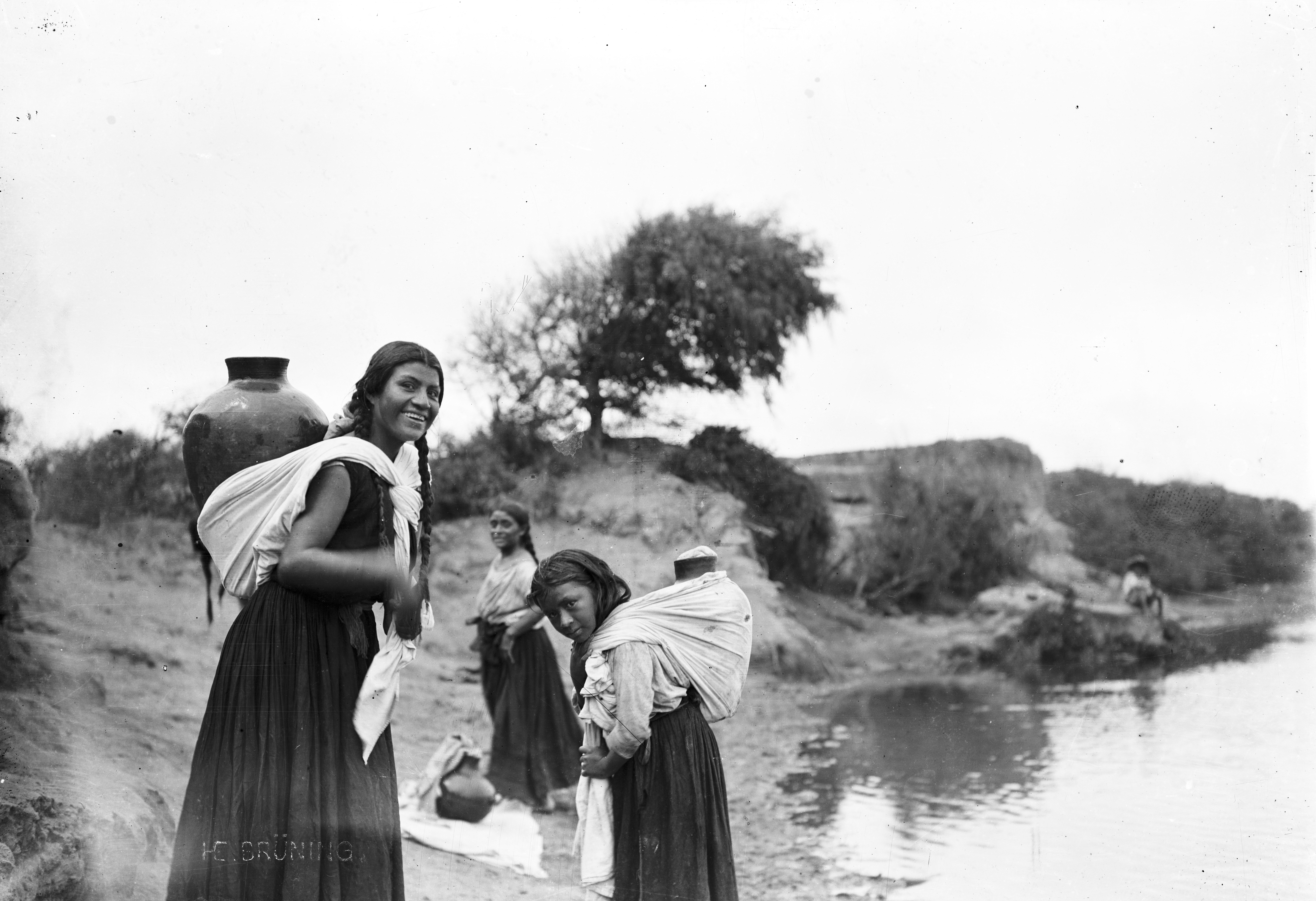 Foto 17.1351: Wasserträgerinnen am Fluss. Nordperu, Eten, 1906/07. Fotograf: Hans Heinrich Brüning © MARKK