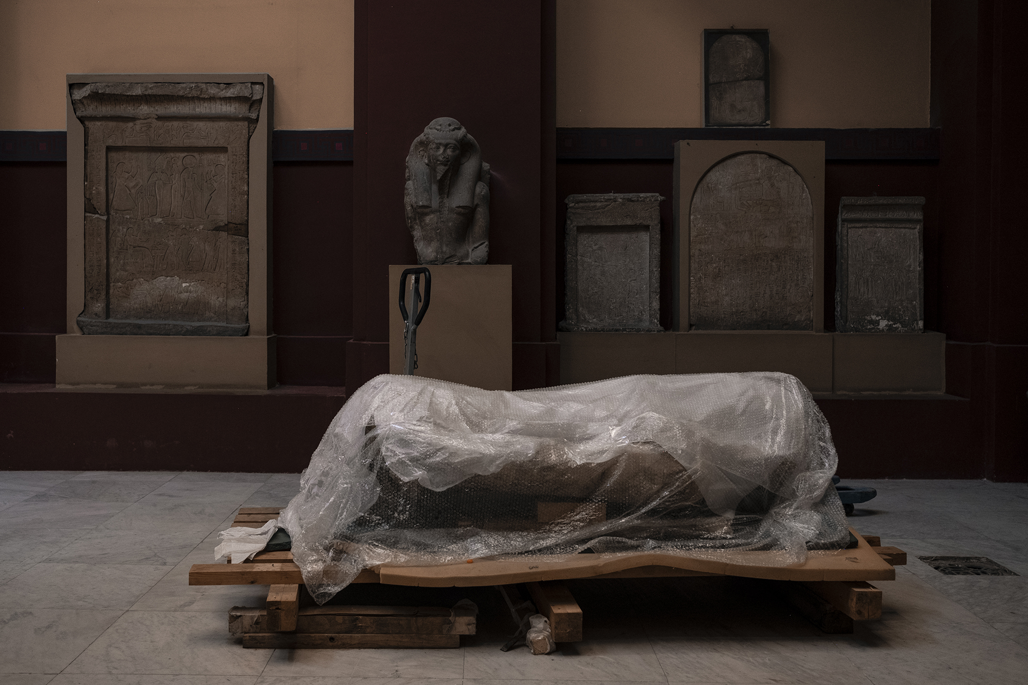 Fotografie: Sara Sallam, They Placed the Tiles Afterwards, 2021 – heute. Installationsansicht Ägyptisches Museum, Kairo.