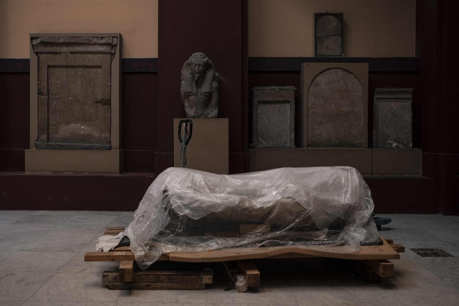 Foto: Sara Sallam, They Placed the Tiles Afterwards, 2021– heute. Ausstellungsansicht Ägyptisches Museum, Kairo. Courtesy of the Artist