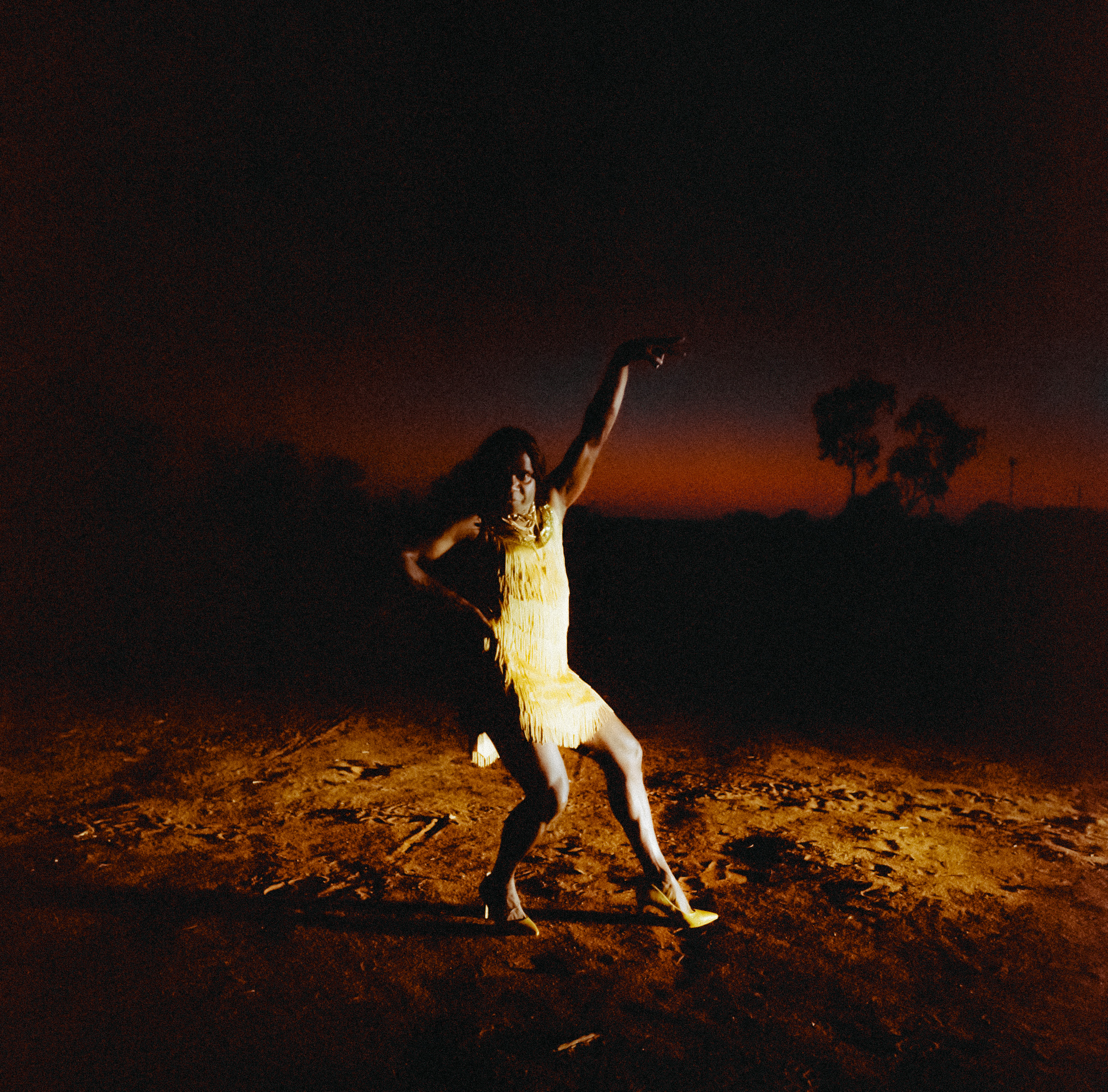 Foto: Mathew Thorne und Derik Lynch, Marungka tjalatjunu (dipped in Black), 2019-2023