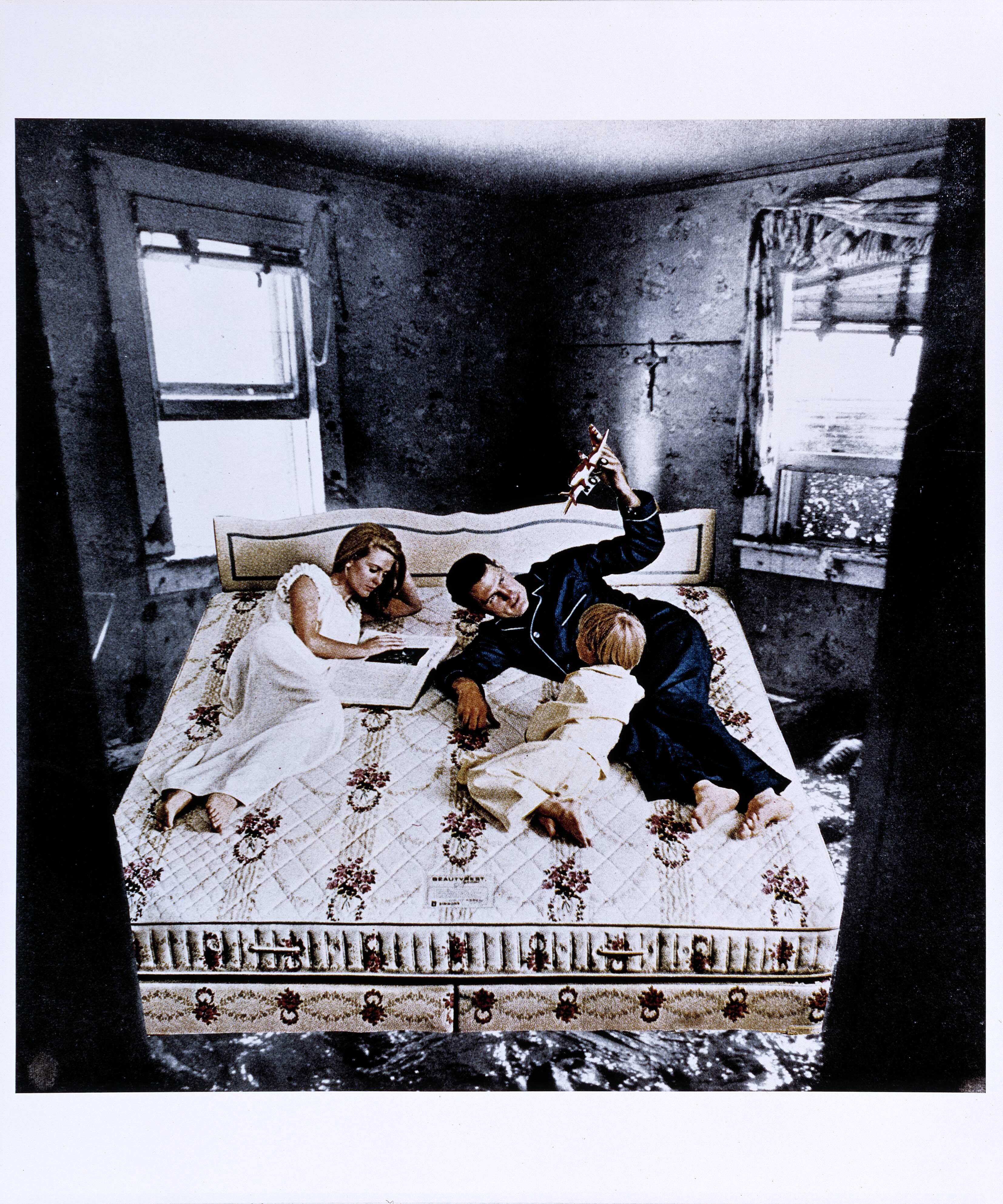 Foto: Martha Rosler, Beauty Rest from the series House Beautiful: Bringing the War Home, c. 1967-72, Fotomontage, je 61 x 51 cm © Martha Rosler, courtesy Galerie Nagel Draxler Berlin/Köln/Meseberg. Foto: Egbert Haneke