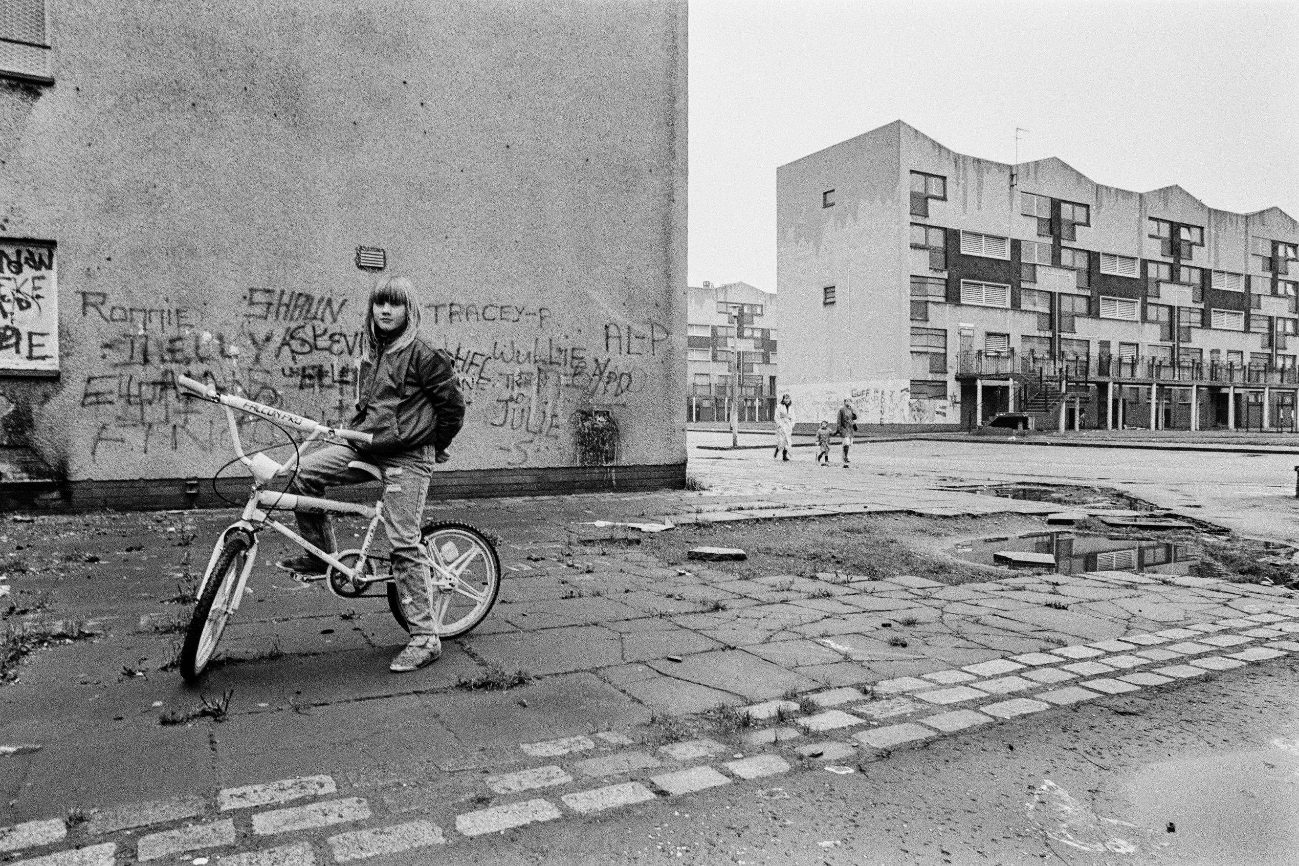Foto: Franki Raffles, Community, childcare, housing, Children playing, Edinburgh, 1987–90 © Franki Raffles Estate.jpg'