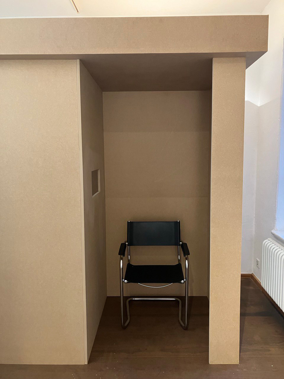 © Mariam Ibrahim – Kabine, Ausstellungsansicht „Paper, Gods, End