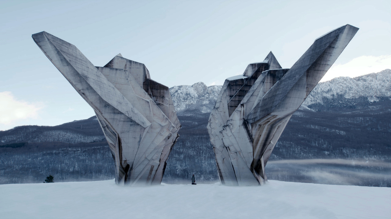 © Jasmina Cibic, Beacons (2023), Produktionsfotos, mit freundlicher Genehmigung der Künstlerin