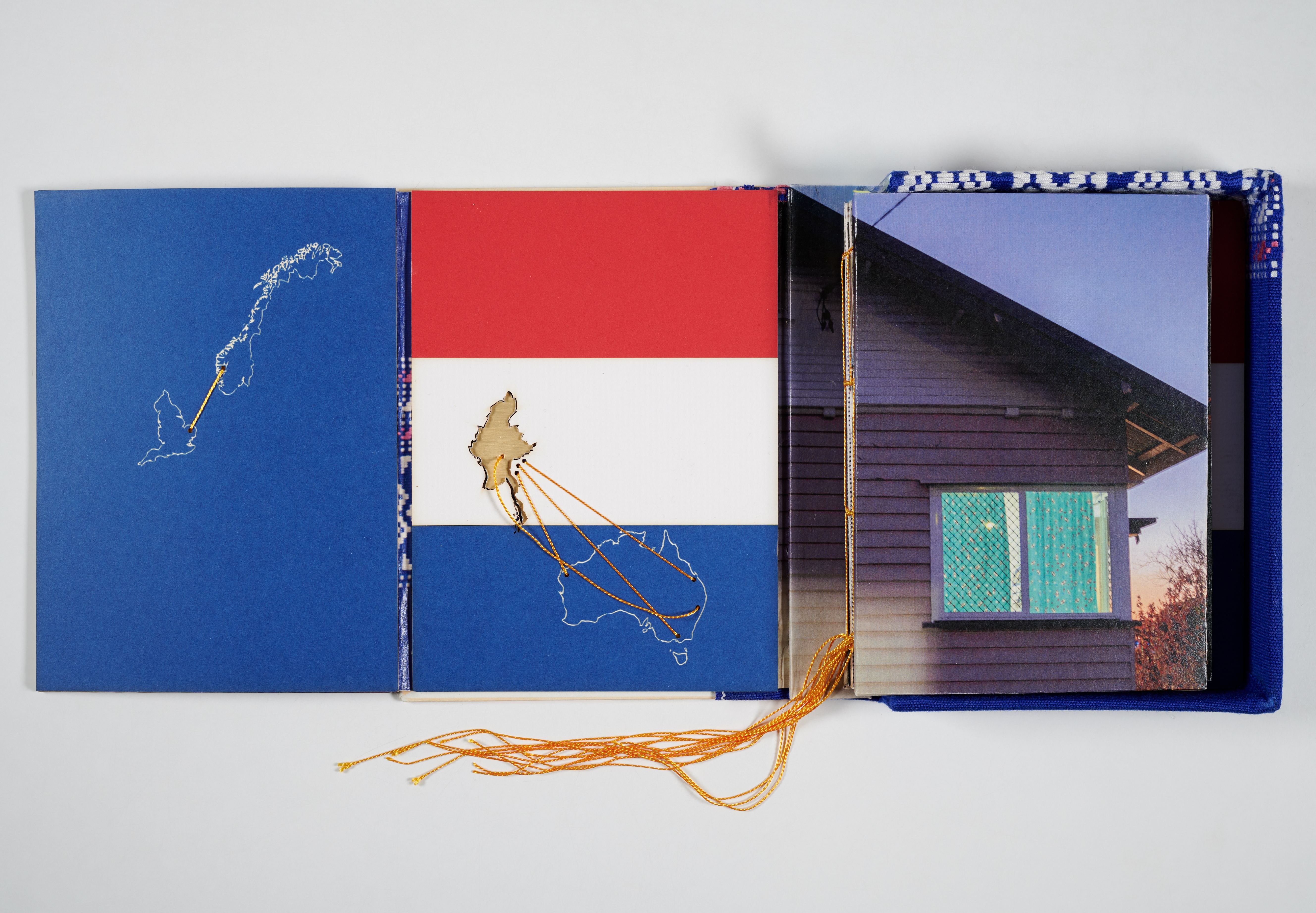 Zentrale Gestaltungselemente im Inneren der Bücherbox (Landkarten) aus dem Fotobuch „Permission to Belong“ von Tammy Law (mit freundlicher Genehmigung von Tammy Law, © Foto: Jean-Luc Ikelle-Matiba).