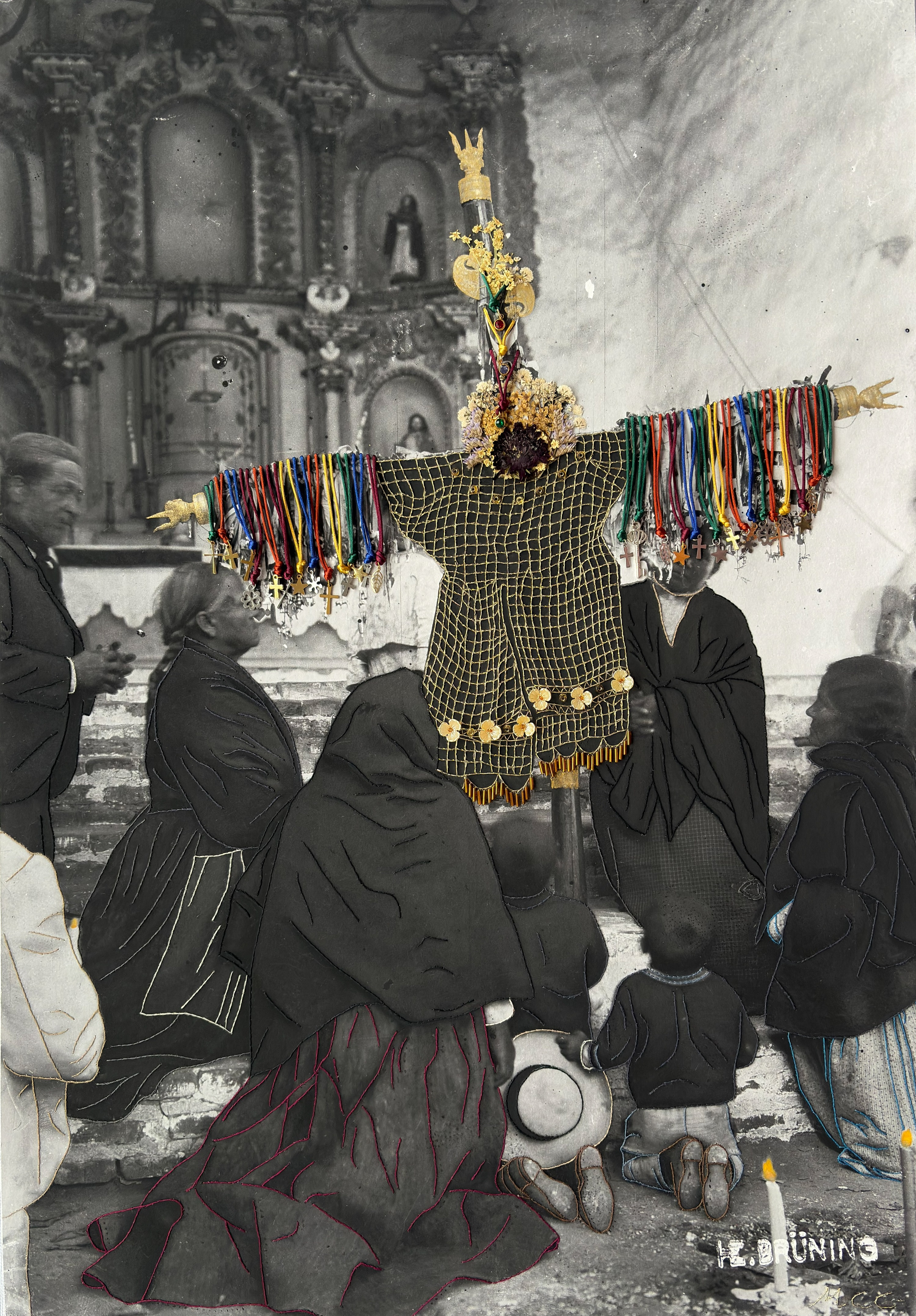 Marystela Camacho, Stickerei auf dem Foto „Kreuzfest von Motupe“ (1907) von H. H. Brüning., 2026. Foto courtesy oft he artist