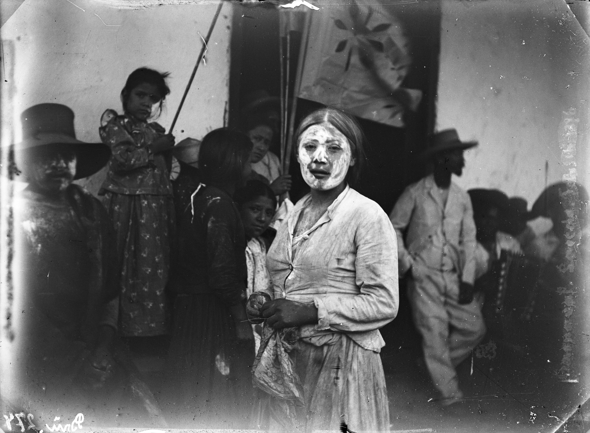 Domitila mit bemaltem Gesicht beim Karneval. Nordperu. Laredo, 21. Juni 1903, Foto 17.421, Fotograf: Hans Heinrich Brüning © MARKK