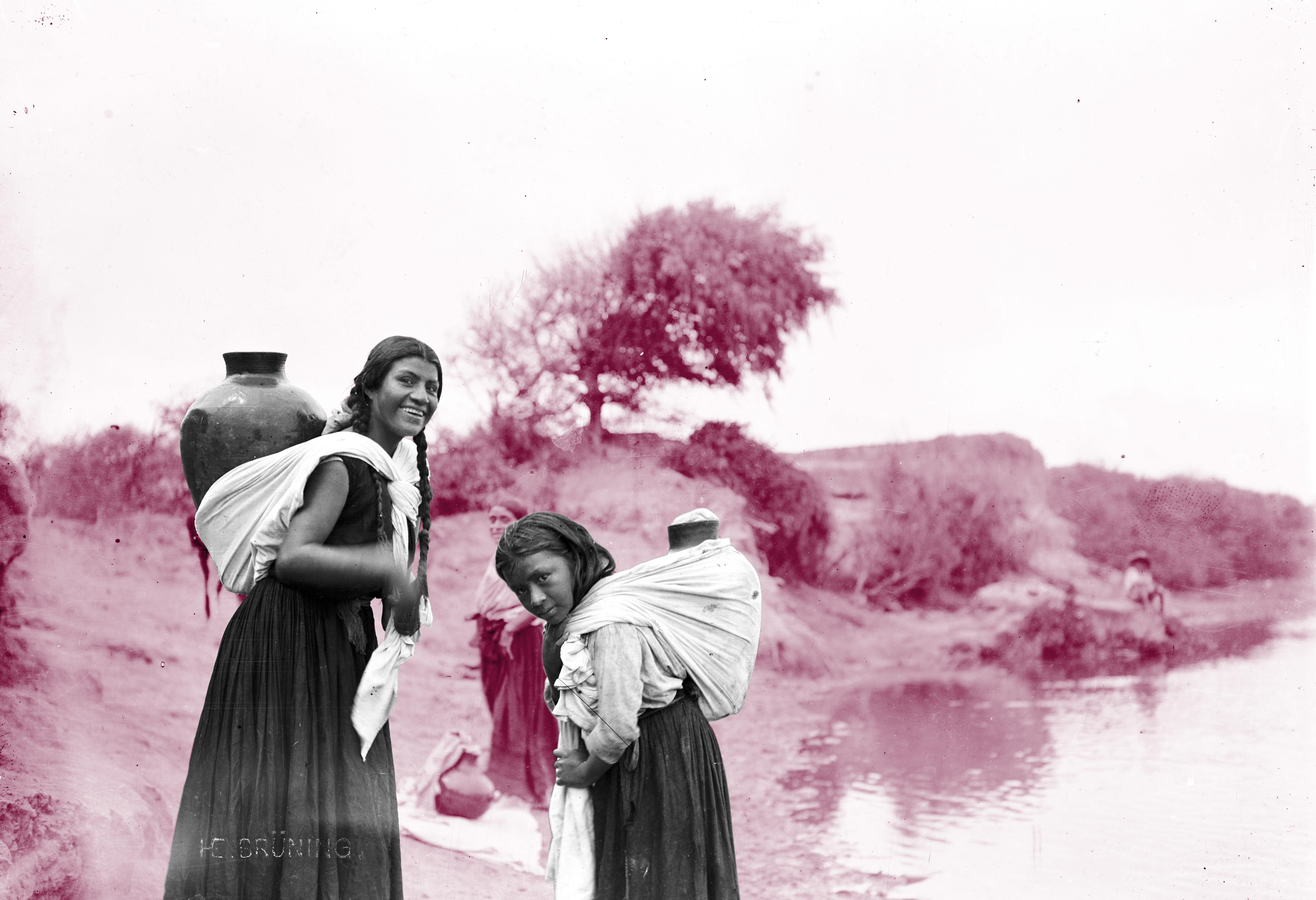 Wasserträgerinnen am Fluss, Nordperu, Eten, 1906/1907. Foto: Hans Heinrich Brüning, Bearbeitung: yuuedesign.com